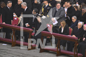 2023-01-05 - Mathilde og Belgium during the Funeral Mass for the Pope Emeritus Benedict XVI on January 5, 2023 at St Peter's Basilica, Vatican City,  Vatican. - THE FUNERAL OF POPE EMERITUS BENEDICT XVI - NEWS - RELIGION