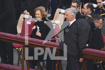 2023-01-05 - Queen Sofia of Spain looks during the Funeral Mass for the Pope Emeritus Benedict XVI on January 5, 2023 at St Peter's Basilica, Vatican City,  Vatican. - THE FUNERAL OF POPE EMERITUS BENEDICT XVI - NEWS - RELIGION