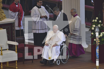 2023-01-05 - Pope Francis during the Funeral Mass for the Pope Emeritus Benedict XVI on January 5, 2023 at St Peter's Basilica, Vatican  - THE FUNERAL OF POPE EMERITUS BENEDICT XVI - NEWS - RELIGION