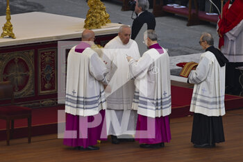 2023-01-05 - Pope Francis during the Funeral Mass for the Pope Emeritus Benedict XVI on January 5, 2023 at St Peter's Basilica, Vatican  - THE FUNERAL OF POPE EMERITUS BENEDICT XVI - NEWS - RELIGION