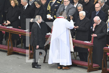 2023-01-05 - Italian President Sergio Mattarella during the Funeral Mass for the Pope Emeritus Benedict XVI on January 5, 2023 at St Peter's Basilica, Vatican City,  Vatican. - THE FUNERAL OF POPE EMERITUS BENEDICT XVI - NEWS - RELIGION