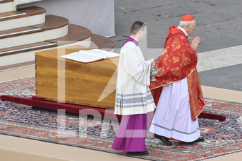 2023-01-05 - Cardinal Giovanni Battista Re blesses the coffin of Pope Emeritus Benedict XVI during the Funeral Mass for the Pope Emeritus Benedict XVI on January 5, 2023 at St Peter's Basilica, Vatican City,  Vatican. - THE FUNERAL OF POPE EMERITUS BENEDICT XVI - NEWS - RELIGION