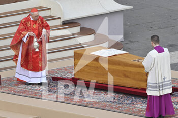 2023-01-05 - Cardinal Giovanni Battista Re blesses the coffin of Pope Emeritus Benedict XVI during the Funeral Mass for the Pope Emeritus Benedict XVI on January 5, 2023 at St Peter's Basilica, Vatican City,  Vatican. - THE FUNERAL OF POPE EMERITUS BENEDICT XVI - NEWS - RELIGION