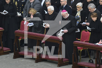 2023-01-05 - Italian President Sergio Mattarella and Prime Minister of Italy Giorgia Meloni during the Funeral Mass for the Pope Emeritus Benedict XVI on January 5, 2023 at St Peter's Basilica, Vatican City,  Vatican. - THE FUNERAL OF POPE EMERITUS BENEDICT XVI - NEWS - RELIGION