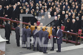 2023-01-05 - Pallbearers carry the coffin of Pope Benedict VXI towards St. Peter's Basilica at the end of the Funeral Mass for Pope Emeritus Benedict on January 5, 2023 at St Peter's Basilica, Vatican City,  Vatican. - THE FUNERAL OF POPE EMERITUS BENEDICT XVI - NEWS - RELIGION