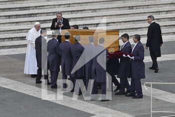 2023-01-05 - Pallbearers carry the coffin of Pope Benedict VXI towards St. Peter's Basilica at the end of the Funeral Mass for Pope Emeritus Benedict on January 5, 2023 at St Peter's Basilica, Vatican City,  Vatican. - THE FUNERAL OF POPE EMERITUS BENEDICT XVI - NEWS - RELIGION