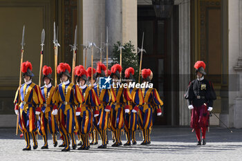 2023-08-17 - Swiss Guards of the Vatican State during the visit of Andry Rajoelina, President of Madagascar, on August 17, 2023 at the Cortile di San Damaso, Vatican City, Rome, Italy. -  MEETING BETWEEN POPE FRANCIS AND ANDRY RAJOELINA, PRESIDENT OF MADAGASCAR - NEWS - RELIGION