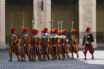 2023-08-17 - Swiss Guards of the Vatican State during the visit of Andry Rajoelina, President of Madagascar, on August 17, 2023 at the Cortile di San Damaso, Vatican City, Rome, Italy. -  MEETING BETWEEN POPE FRANCIS AND ANDRY RAJOELINA, PRESIDENT OF MADAGASCAR - NEWS - RELIGION