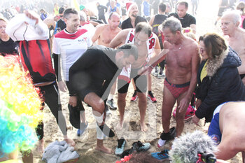 2023-01-01 - Mayor Antonio Decaro undresses for the traditional New Year's bath - MARCIALONGA NICOLAIANA 2023 - NEWS - SOCIETY