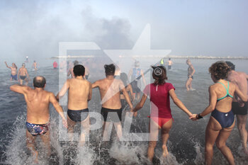 2023-01-01 - Traditional New Year's bath on the Pane e Pomodoro beach for participants in the Marcialonga Nicolaiana - MARCIALONGA NICOLAIANA 2023 - NEWS - SOCIETY