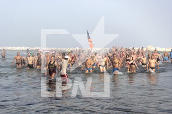 2023-01-01 - Traditional New Year's bath on the Pane e Pomodoro beach for participants in the Marcialonga Nicolaiana - MARCIALONGA NICOLAIANA 2023 - NEWS - SOCIETY