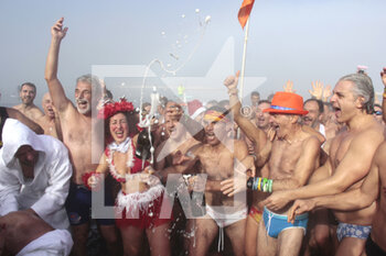 2023-01-01 - Traditional bathing and New Year's Eve celebrations on Pane e Pomodoro beach - MARCIALONGA NICOLAIANA 2023 - NEWS - SOCIETY