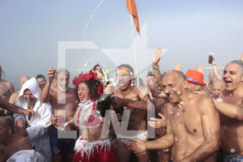2023-01-01 - Traditional bathing and New Year's Eve celebrations on Pane e Pomodoro beach - MARCIALONGA NICOLAIANA 2023 - NEWS - SOCIETY