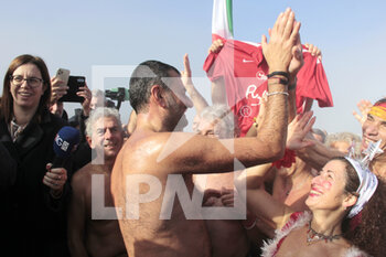 2023-01-01 - the Mayor Antonio Decaro on the beach of Pane e Pomodoro celebrates 2023 - MARCIALONGA NICOLAIANA 2023 - NEWS - SOCIETY