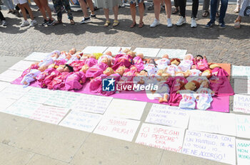 2023-06-23 - The dolls represent the children of all these mothers and all around the questions from these children - PROTEST OF RAINBOW FAMILIES AT THE COURT OF PADUA - NEWS - SOCIETY