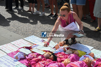 2023-06-23 - These mothers are putting on the dolls all the lecters from the authority that delete their right to be recognized as a Family - PROTEST OF RAINBOW FAMILIES AT THE COURT OF PADUA - NEWS - SOCIETY
