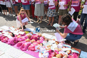 2023-06-23 - These mothers are putting on the dolls all the lecters from the authority that delete their right to be recognized as a Family - PROTEST OF RAINBOW FAMILIES AT THE COURT OF PADUA - NEWS - SOCIETY