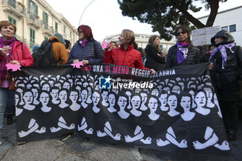2023-11-25 - Demonstrators shows banner of the association “Non Una di Meno” - GIORNATA CONTRO LA VIOLENZA SULLE DONNE 2023 _ NON UNA DI MENO - NEWS - SOCIETY