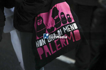 2023-11-25 - Demonstrator shows a bag of the movement “Non Una di Meno” - GIORNATA CONTRO LA VIOLENZA SULLE DONNE 2023 _ NON UNA DI MENO - NEWS - SOCIETY