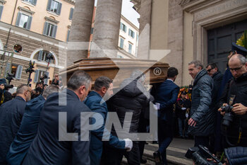 27/02/2023 - during the funeral of Maurizio Costanzo at the Church of the Artists in Piazza del Popolo Rome Italy February 27 2023 - FUNERALE / FUNERAL OF MAURIZIO COSTANZO  - NEWS - VIP