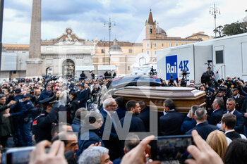 27/02/2023 - exit of the coffin from the Church of the Artists during the funeral of Maurizio Costanzo at the Church of the Artists in Piazza del Popolo Rome Italy February 27 2023 - FUNERALE / FUNERAL OF MAURIZIO COSTANZO  - NEWS - VIP