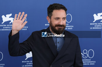 2023-08-31 - Pablo Larrain attends a photocall for 'El Conde' at the 80th Venice International Film Festival on August 30, 2023 in Venice, Italy. ©Photo: Cinzia Camela. - EL CONDE PHOTOCALL - 80° VENICE INTERNATIONAL FILM FESTIVAL - NEWS - VIP