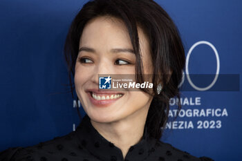 2023-08-30 - Shu Qi attends the Jury photocall at the 80th Venice International Film Festival at on August 30, 2023 in Venice, Italy. ©Photo: Cinzia Camela. - VENEZIA 80 JURY PHOTOCALL - THE 80TH VENICE INTERNATIONAL FILM FESTIVAL - NEWS - VIP