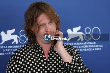 2023-08-31 - Caleb Landry Jones attends a photocall for the movie 