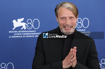 2023-09-01 - Mads Mikkelsen attends a photocall for the movie 
