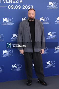 2023-09-01 - Yorgos Lanthimos attends a photocall for the movie 