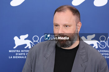 2023-09-01 - Yorgos Lanthimos attends a photocall for the movie 