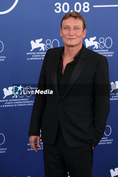 2023-09-02 - Oliver Masucci attends a photocall for the 