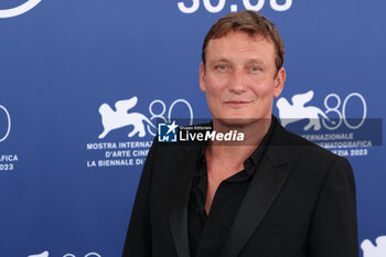 2023-09-02 - Oliver Masucci attends a photocall for the 
