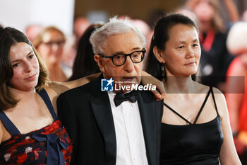 2023-09-04 - (R-L) Soon-Yi Previn, Woody Allen, Manzie Tio Allen attend a red carpet for the movie 