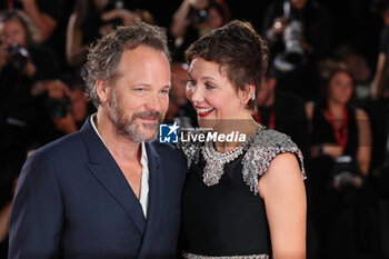 2023-09-08 - Peter Sarsgaard and Maggie Gyllenhaal attend a red carpet for the movie 