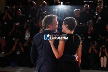 2023-09-08 - Peter Sarsgaard and Maggie Gyllenhaal attend a red carpet for the movie 