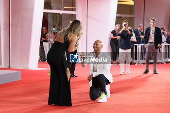 2023-09-08 - A guest proposes on the red carpet for the movie 