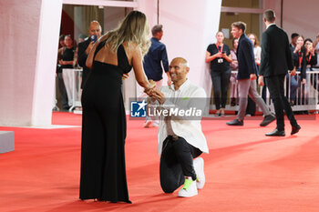 2023-09-08 - A guest proposes on the red carpet for the movie 