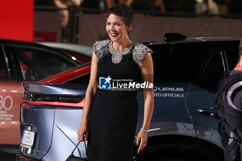 2023-09-08 - Maggie-Gyllenhaal attends the red carpet of the movie 
