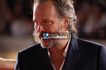 2023-09-08 - Peter-Sarsgaard attends the red carpet of the movie 