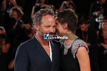 2023-09-08 - Maggie-Gyllenhaal and Peter-Sarsgaard attend the red carpet of the movie 