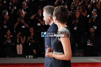 2023-09-08 - Maggie-Gyllenhaal and Peter-Sarsgaard attend the red carpet of the movie 