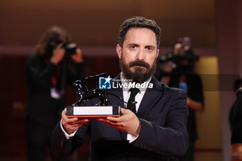 2023-09-09 - Pablo Larrain poses with the Lion for Best Screenplay for his film 'El Conde' during the winner's photocall at the 80th Venice International Film Festival on September 09, 2023 in Venice, Italy. ©Photo: Cinzia Camela. - WINNERS PHOTOCALL - THE 80TH VENICE INTERNATIONAL FILM FESTIVAL - NEWS - VIP