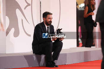 2023-09-09 - Pablo Larrain poses with the Lion for Best Screenplay for his film 'El Conde' during the winner's photocall at the 80th Venice International Film Festival on September 09, 2023 in Venice, Italy. ©Photo: Cinzia Camela. - WINNERS PHOTOCALL - THE 80TH VENICE INTERNATIONAL FILM FESTIVAL - NEWS - VIP