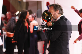 2023-09-09 - Peter Sarsgaard poses with the Best Actor Award for 'Memory' at the winner's photocall at the 80th Venice International Film Festival on September 09, 2023 in Venice, Italy. ©Photo: Cinzia Camela. - WINNERS PHOTOCALL - THE 80TH VENICE INTERNATIONAL FILM FESTIVAL - NEWS - VIP