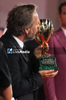 2023-09-09 - Peter Sarsgaard poses with the Best Actor Award for 'Memory' at the winner's photocall at the 80th Venice International Film Festival on September 09, 2023 in Venice, Italy. ©Photo: Cinzia Camela. - WINNERS PHOTOCALL - THE 80TH VENICE INTERNATIONAL FILM FESTIVAL - NEWS - VIP