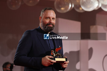 2023-09-09 - Yorgos Lanthimos poses with the Lion for Best Film for his film 'Poor Things' during the winner's photocall at the 80th Venice International Film Festival on September 09, 2023 in Venice, Italy. ©Photo: Cinzia Camela. - WINNERS PHOTOCALL - THE 80TH VENICE INTERNATIONAL FILM FESTIVAL - NEWS - VIP