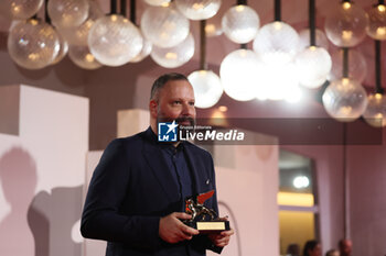 2023-09-09 - Yorgos Lanthimos poses with the Lion for Best Film for his film 'Poor Things' during the winner's photocall at the 80th Venice International Film Festival on September 09, 2023 in Venice, Italy. ©Photo: Cinzia Camela. - WINNERS PHOTOCALL - THE 80TH VENICE INTERNATIONAL FILM FESTIVAL - NEWS - VIP