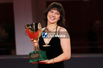 2023-09-09 - Cailee Spaeny poses with the Volpi Cup for Best Actress Award for ‘Priscilla’ at the winner's photocall at the 80th Venice International Film Festival on September 09, 2023 in Venice, Italy. ©Photo: Cinzia Camela. - WINNERS PHOTOCALL - THE 80TH VENICE INTERNATIONAL FILM FESTIVAL - NEWS - VIP