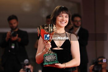 2023-09-09 - Cailee Spaeny poses with the Volpi Cup for Best Actress Award for ‘Priscilla’ at the winner's photocall at the 80th Venice International Film Festival on September 09, 2023 in Venice, Italy. ©Photo: Cinzia Camela. - WINNERS PHOTOCALL - THE 80TH VENICE INTERNATIONAL FILM FESTIVAL - NEWS - VIP